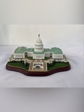 Danbury Mint U.S. Capitol Building Landmark Sculpture Replica Washington D.C.